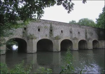 Ce pont construit en 1746 sur le canal des écluses à Thionville en Moselle, 
est appelé :