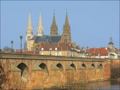 Ce pont de 13 arches construit sur l'Allier en 1763 à Moulins est inscrit aux monuments historiques depuis 1946. Il se nomme :
