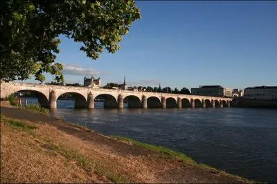 Le pont Cessart, de 12 arches, construit sur la Loire dans le département du Maine-et-Loire en 1770 (au patrimoine mondial en 2000) est situé à :