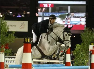 Qui est cet imitateur passionné d'équitation, ancien moni­teur, diplômé de l'École Natio­nale d'Équi­ta­tion de Saumur, spécia­liste de concours hippiques et notamment de concours complet ?