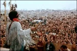 Vous vous êtes habillé de façon non conventionnelle, vos cheveux étaient longs, vous n'étiez pas du tout puritain et vous êtes allés à Woodstock.
C'était l'époque -----.