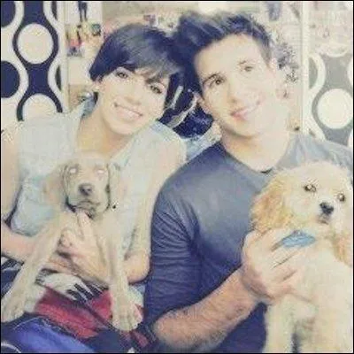 Alex (Clément) embrasse Jerry.