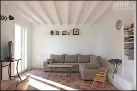 Cette pièce est entourée de quatre murs :