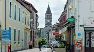 Nous déambulons dans les rues de Gabarret, ville Landaise située en région ...