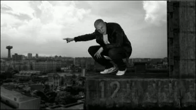 Scylla s'interpose dans cette dispute et clôt le débat mais pose d'un coup bien trop de questions pour ce quiz ! "Est-ce que tu le sens ? Cet abîme qui te sépare des autres ? Cet épicentre émotionnel qui te déplace les côtes ? Est-ce que tu subis ça ? Hein ? Est-ce que tu sens ce quelque chose de plus dans ce monde pour lequel la science ne suffit pas ?"