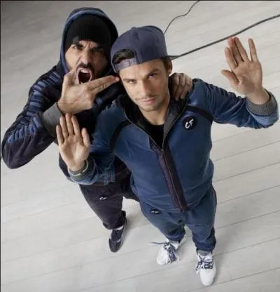 Ensuite Orelsan des Casseurs Flowters nous dit : "Et j'cours entre deux trains, m'essouffle entre deux refrains, c'est nous l'futur, c'est nous les ringards de demain. Plus tu tapes fort, plus t'as des chances de t'péter la main, la plupart des choses sur lesquelles je m'suis construit servent à rien."