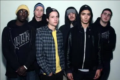 Ces paroles vous aideront à trouver le plus connu des morceaux de 1995 : "Tu veux ton nom à l'affiche ? Dis-toi qu'changer ton histoire triste en une romance ça va vite"