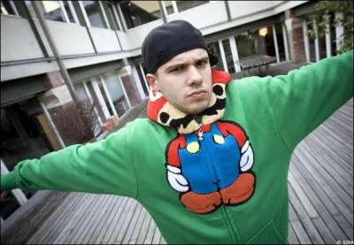 Orelsan revient se taper l'incruste en solo avec "Adieu les p'tits patrons, ces beaufs embourgeoisés, qui grattent des RTT pour payer leurs vacances d'été. Adieu les ouvriers, ces produits périmés, c'est la loi du marché, mon pote : t'es bon qu'à t'faire virer." :