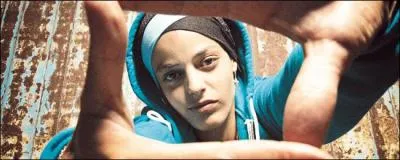 La rappeuse Keny Arkana arrive subitement et chante " J'ai voulu comprendre qui avait décrété qu'ce monde pourri serait ainsi, qu'on ne pourrait jamais rien y changer sans s'faire fracasser par ceux qui portaient l'insigne"