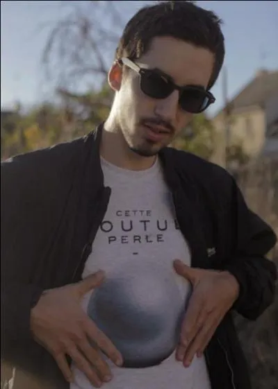 Lomepal réplique aussitôt : "C'est vrai que l'heure tourne et qu'pour l'instant j'vais nulle part, j'écris p'têtre que des lettres sur pages, mais j'compte bien faire beaucoup d'bruit."