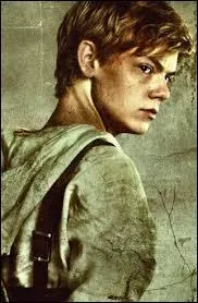 Pourquoi Newt ne court-il plus dans le labyrinthe ? A cause de quoi/qui ? ( plusieurs réponses )