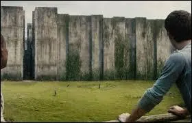 Qui lui fait visiter le bloc ?