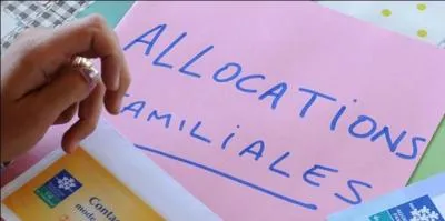 "Quelques-uns de ces petits parisiens de douze ou treize ans, élevés par les méthodes les plus perfectionnées et les plus modernes, qui déjà pérorent, ont des idées en politique". Qu'indique le mot "pérorer" ?