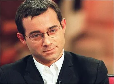 "Cet animal, irrité, ainsi qu'un taureau furieux à qui l'on ouvre la barrière, enfila la venelle, et, me passant entre les jambes, m'enleva de terre". Qu'illustre "venelle" ?