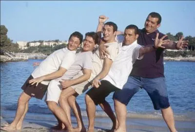 Une troupe de comiques initialement formé par le duo Philippe Urbain et Eric Massot. Ils s'appellent “la bande du carré blanc” en référence au théâtre du Carré Blanc ou la troupe s'est formée.
A ce duo comique vient se greffer : Jean Dujardin, Bruno Salomone, Éric Collado, Sonia Mathieu et Luc Antoni.
Vous c'est vous et vous c'est nous, 
Si tu lèves les mains au ciel.....