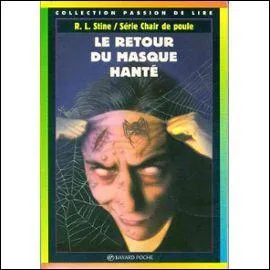 Quand on était ados, une collection de livres faisait fureur.
Très reconnaissables grâce à leur couverture noire, leur tranche multicolore et leur illustration assez flippante, ces livres étaient destinés à nous faire peur juste avant de dormir. Ils ont tous été écrits par R.L. Stine de 1992 à 1998. En tout 74 livres ont été édités.