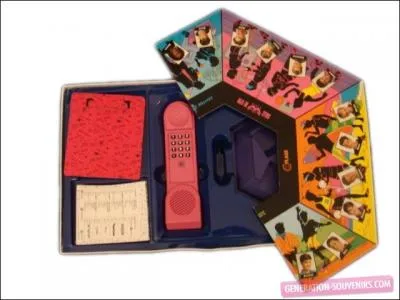 Un jeu de société très populaire chez les filles, le but est simple, être le premier à découvrir qui est son admirateur secret.