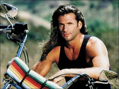 Il était flic et il faisait du bon travail. 
Il avait commis le crime le plus grave en témoignant contre d'autres flics qui avaient mal tourné.
Ces flics avaient tenté de l'éliminer 
Mais c'est la femme qu'il aimait qui avait été touchée 
Accusé à tort de meurtre, il rôdait maintenant du côté du Dakota 
Un hors-la-loi poursuivant les hors-la-loi, 
Un chasseur de prime, 
Un Renégat ...