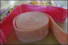 Un rouleau de chewing-gum d'un mètre qui est apparu dans la fin des années 80, début des années 90. Sur la boîte on y voit Léo, un personnage à casquette . Le rouleau était un peu poudreux
En tout cas c'était super de s'enfiler 1 mètre de gomme à mâcher dans la journée. Certains ont même testé en 1 fois sans succès… ça faisait très vite mal aux mâchoires.