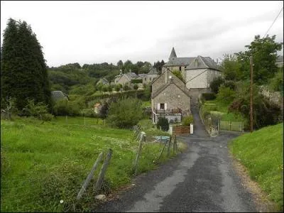 Quelle est cette rivière, au nom « hennissant, cavalant » bien qu'elle ne soit pas un cheval, prenant sa source dans la commune d'Ambrugeat, en Corrèze ?