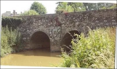 Quelle rivière au nom dont le « chapeau » flotte sur les eaux, ce pont à deux arches enjambe-t-il à Pacé, commune du département d'Ille-et-Vilaine de 10 818 habitants ?