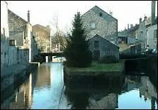 À quel endroit la rivière Houille, coulant en Belgique et en France, conflue-t-elle avec le Givet ?