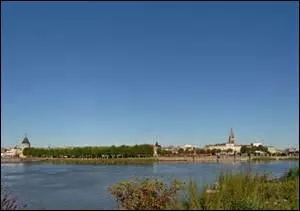 Cette rivière portant le nom ancien, homonyme d'une masse de terre isolée, rejoint la Dordogne à Libourne, ville de plus de 23 700 habitants.