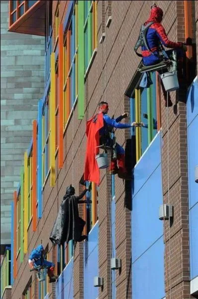 Dans lequel de ces trois films peut-on voir Bourvil tenir le rôle d'un peintre en bâtiment ?