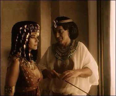 Pourquoi  les Egyptiens emmenent-ils Sarai chez le roi ?