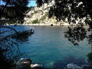 Les communes limitrophes de la frontière entre la France et Monaco se trouvent toutes dans le département des Alpes-Maritimes. La commune de Cap-d'Ail en fait-elle partie ?