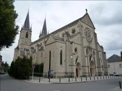 À proximité de cette commune du département de la Moselle constituant l'un des trois points de la frontière entre la France et le Luxembourg passe une voie romaine. De quelle ville s'agit-il ?
