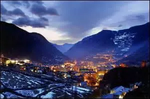 Quel nom porte le passage entre France et Andorre sur la commune d'Encamp ?