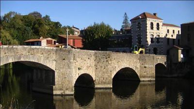 Le Pont de la Vallée, d'une longueur de 63 mètres, a été construit au XVIIIe siècle sur la Sèvre Nantaise en Loire-Atlantique à :