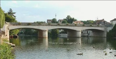 Ce pont routier de 70 mètres sur 3 arches, traverse le Loing. Il a été construit
en 1804 à Nemours en Seine-et-Marne, et s'appelle bien sûr le pont de :