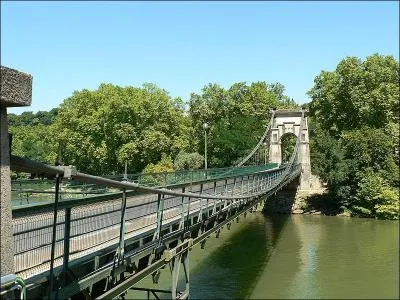 Ce pont suspendu monopylone sur la Saône a été construit en 1827 à Lyon. Il se nomme :