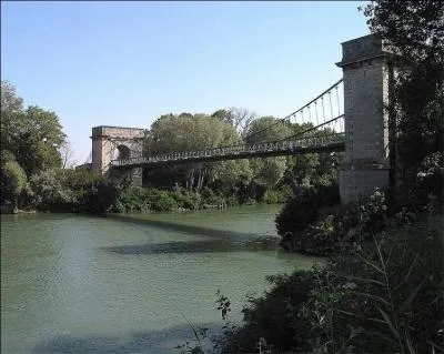 Ce pont de 157 mètres, sur le Petit-Rhône à Arles, a été construit en 1830. Il est
inscrit aux Monuments historiques depuis 1988 et se nomme :