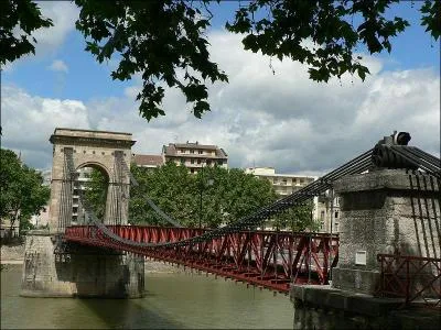 Le Pont Masaryk est suspendu et monopylone ; il a été construit en 1831 sur la Saône à :