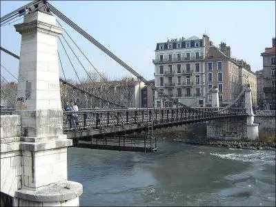 Le Pont Saint-Laurent est suspendu et a été construit en 1838 sur l'Isère ; il se situe dans la ville de :