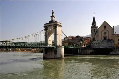 Le Pont de la Vierge-Noire est suspendu et a une longueur de 80 mètres. Il a été construit sur le Rhône en 1840, entre l'Ain et la Haute-Savoie à :