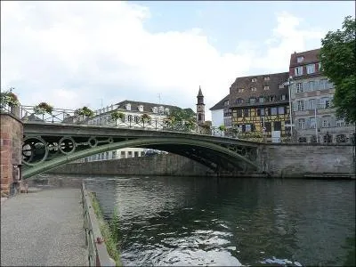Le Pont Saint-Thomas est en arc ; il enjambe l'Ill et a été construit en 1841 dans le Bas-Rhin à :