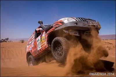 Quels types de véhicules rassemble cette aventure internationale et humaine ?