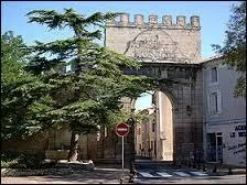Cette image nous montre la Porte d'Avignon, à Monteux. Commune provençale, elle se situe dans le département ...