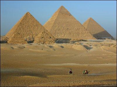 Parmi ces pyramides égyptiennes, laquelle est constituée de mastabas empilés ?