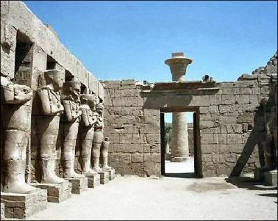 Parmi ces 4 cités ou villes, laquelle ne fut jamais une capitale de l'Empire égyptien ?