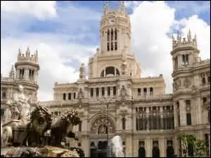 Quelle appellation porte la ville principale d'un État regroupant les pouvoirs nationaux ?