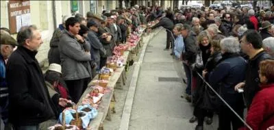 Quels mots sont synonymes si l'appellation village indique la population ?