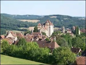 Quel nom porte le village selon un terme administratif ?