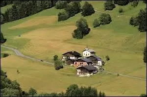 Quelle liste désigne uniquement des habitats ruraux ?