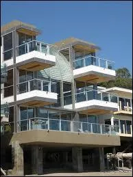 Lorsqu'elle accompagne l'homme de sa vie, l'acteur Smith Jerrod, la Samantha délurée de la série Sex and the City, la new-yorkaise, vit dans une splendide villa côtière, sur une plage célèbre de Los Angeles, laquelle  ?