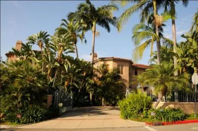 Dans cette délicieuse comédie qu'est The holiday, grâce au talent des interprètes et aux magnifiques maisons échangées durant l'intrigue, la californienne Amana (Cameron Diaz) qui a réussi dans son business vit dans l'un des quartiers huppés de Los Angeles, lequel  ?